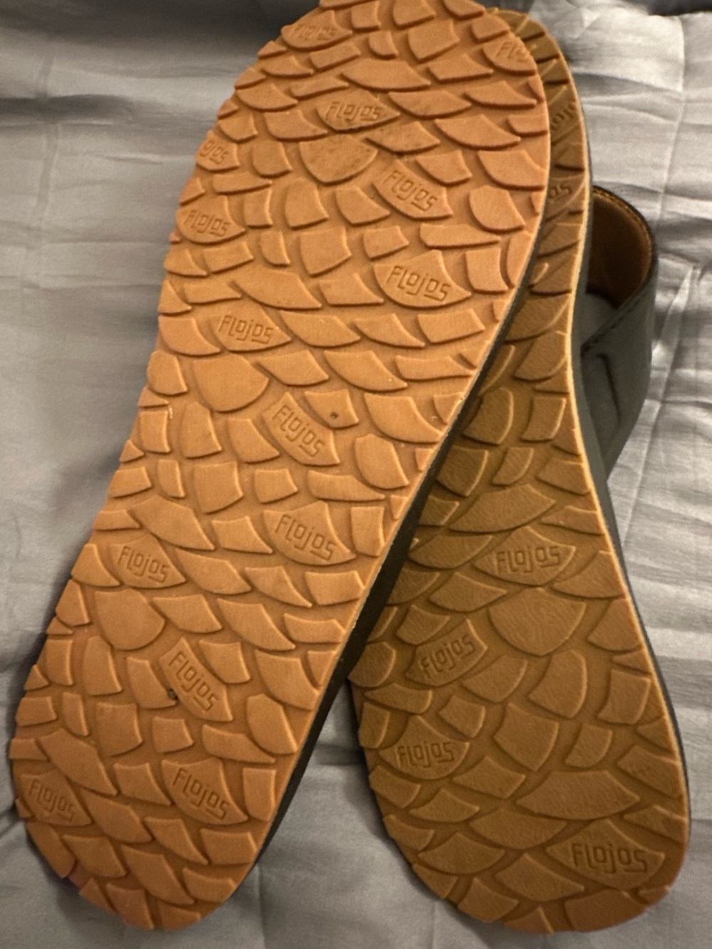 Flojos Men's Black and Tan Flip Flops - Picture 2 of 3